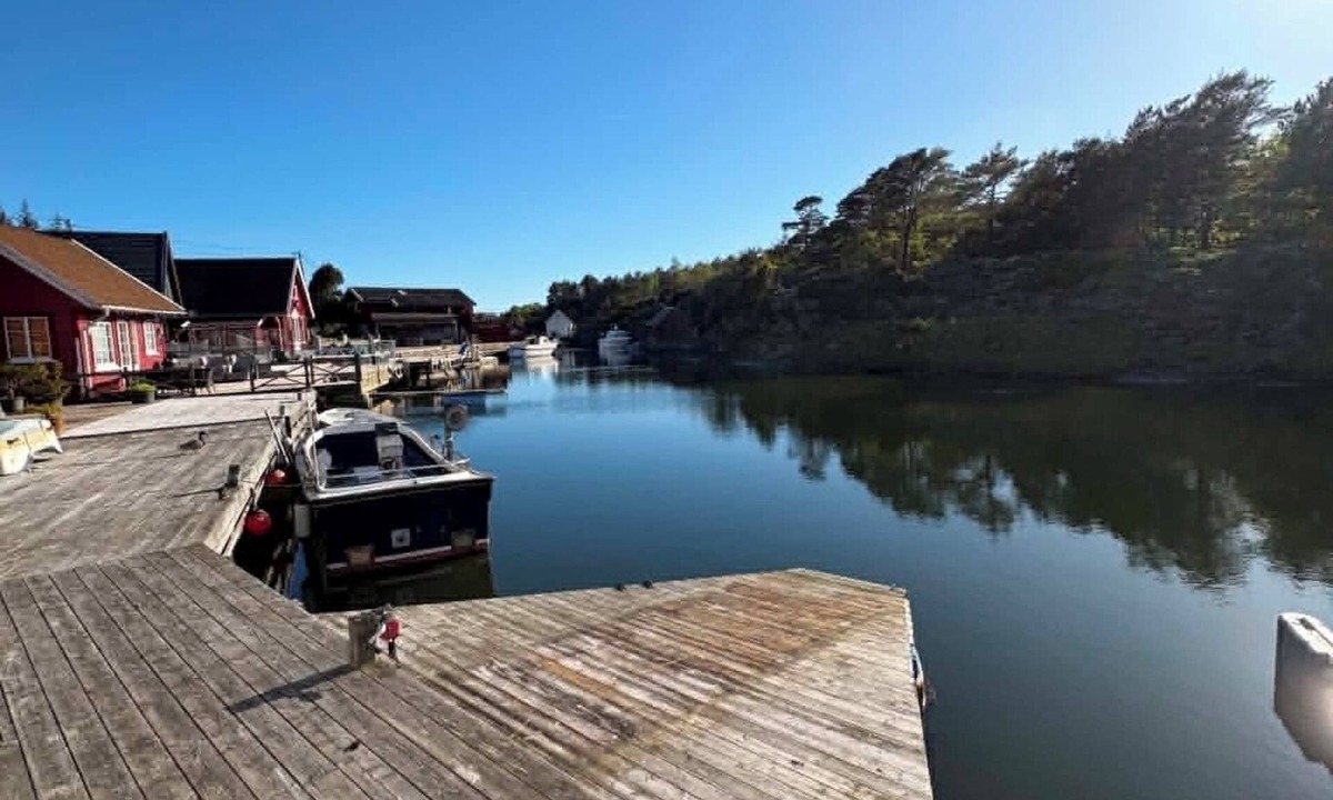 Flekkerøy Cabin | Waterfront quaint 4-bedroom cabin in adorable Kristiansand for relaxing stays