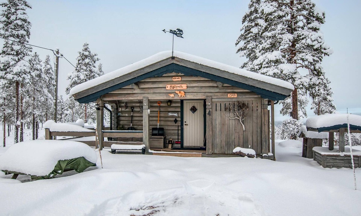 Ljordal House | Welcome to this beautiful log cabin with panoramic views over mountains and waters.