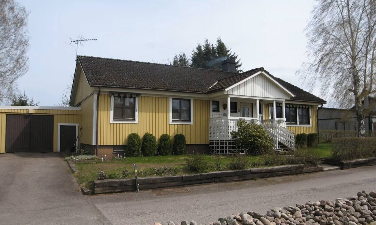 Fagelfors House | Welcome to Villa Sjöhörn, located not far from a swimming lake and a lake for fishing.