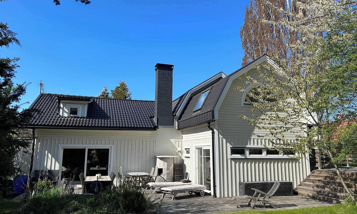 Jarfalla Villa | Winter Escape for 8: Sauna, Fireplace & Garden
