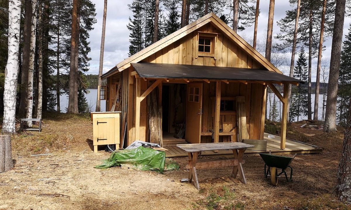 Gallo Cabin | Wolverine lake cabin. Romatic log cabin is completely offgrid