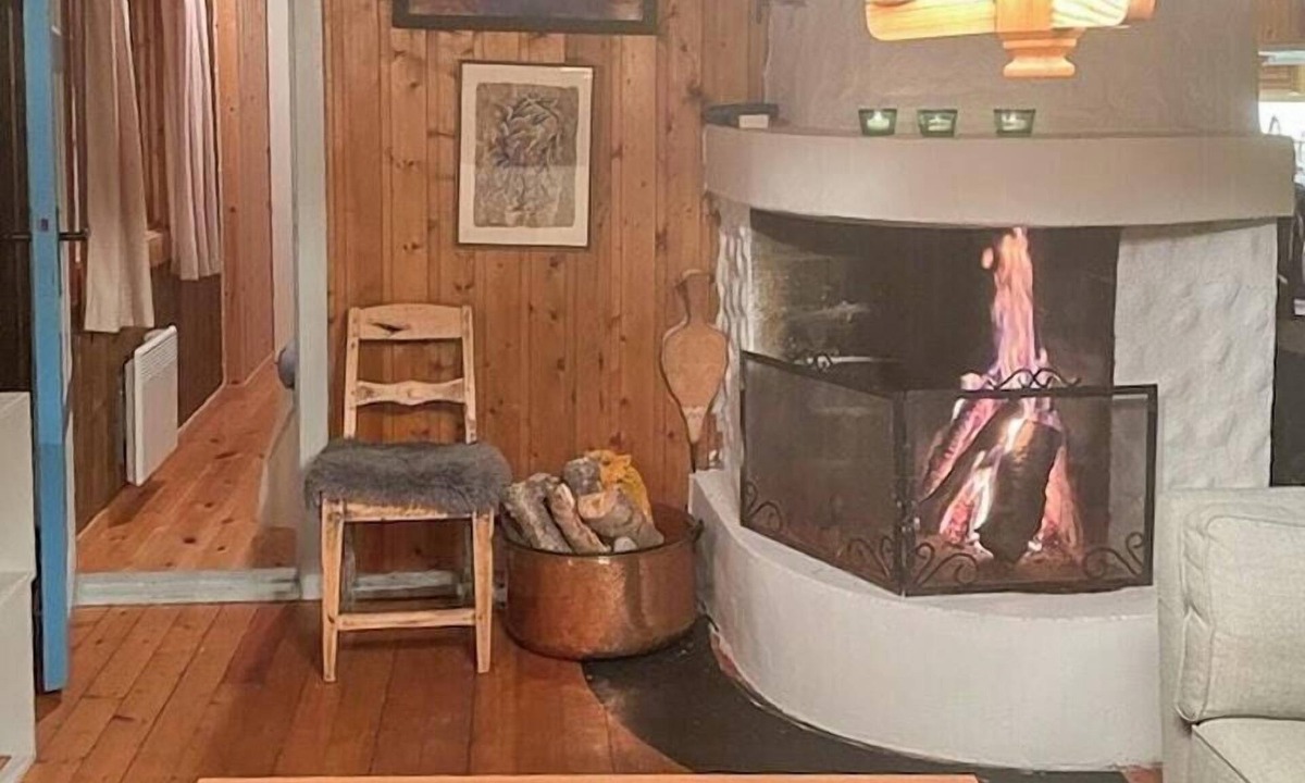 Hol Municipality House | Wooden cabin from the 70s at tree line in Geilo