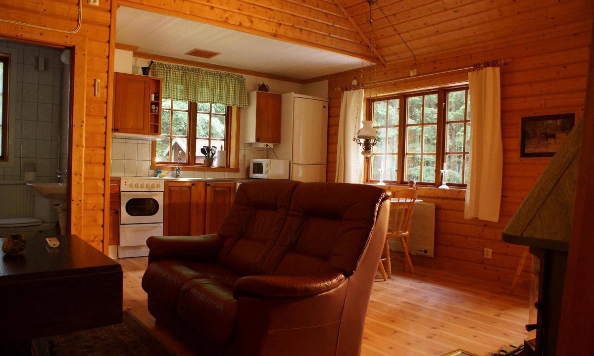 Sexdrega House | Wooden house near a lake, with a boat