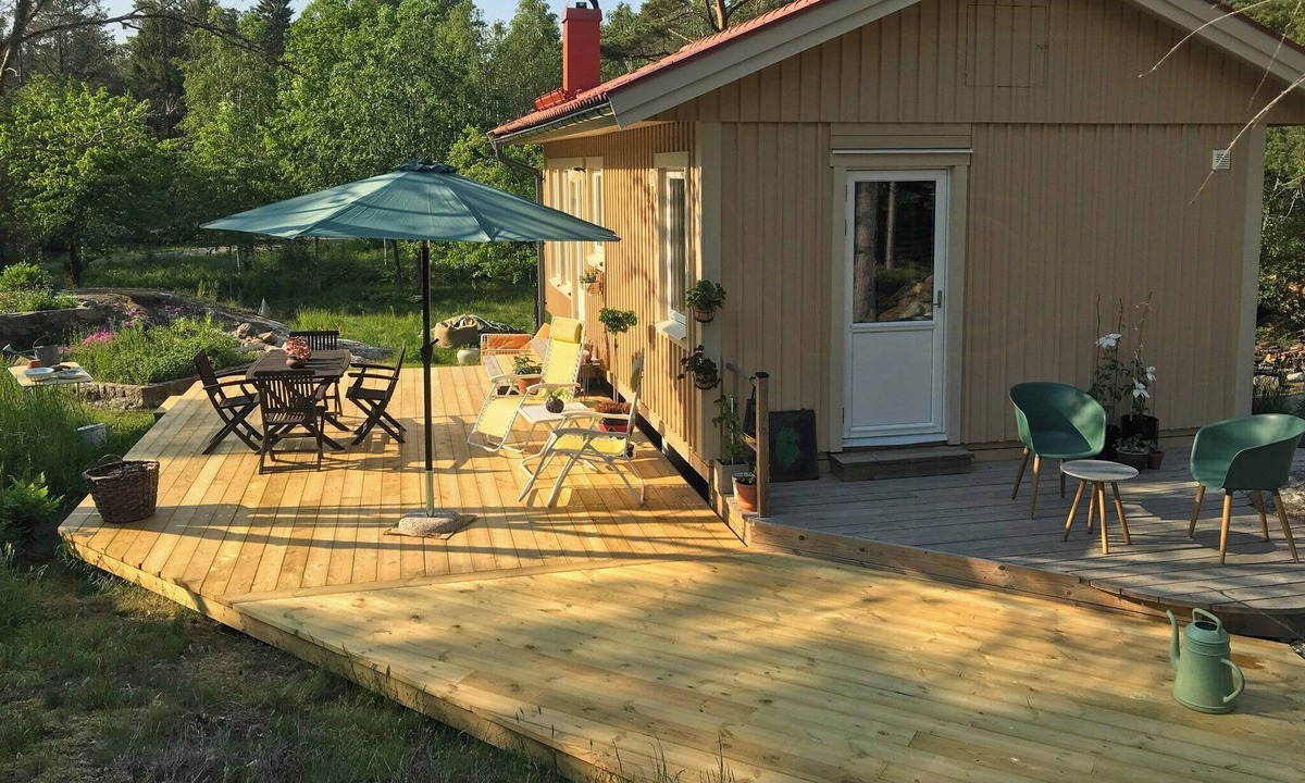 Nynashamn House | Wooden house with three patios on Torö