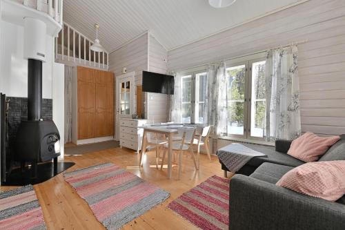 Yllasjarvi House | Yllästokka 2 near Ylläsjärvi and skitracks, Incl Sauna, Fireplace, Firewood