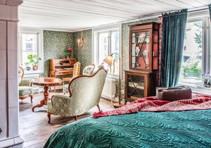 Enjoy a nice vacation in this newly renovated single-storey house ? in the city, but with swimming p