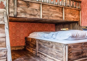 Enjoy a nice vacation in this newly renovated single-storey house ? in the city, but with swimming p