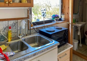 Functionally furnished domicile, on a divided plot, with pool and barbecue.