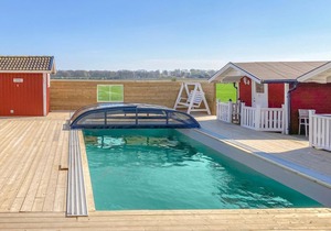 Functionally furnished domicile, on a divided plot, with pool and barbecue.