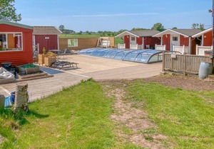 Functionally furnished domicile, on a divided plot, with pool and barbecue.