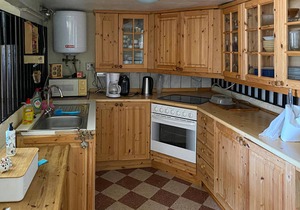 Functionally furnished domicile, on a divided plot, with pool and barbecue.