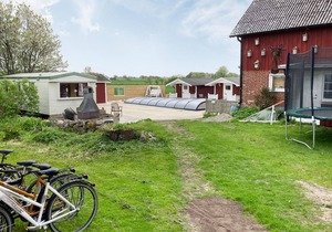Functionally furnished domicile, on a divided plot, with pool and barbecue.