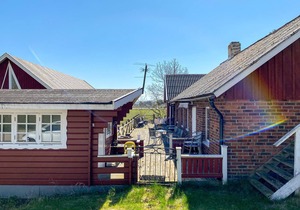 Functionally furnished domicile, on a divided plot, with pool and barbecue.