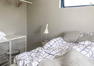Just one kilometer from the water, this modern and cozy cottage with a view of the Swedish nature aw