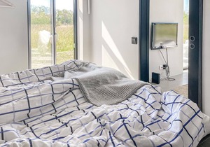 Just one kilometer from the water, this modern and cozy cottage with a view of the Swedish nature aw