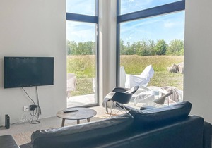 Just one kilometer from the water, this modern and cozy cottage with a view of the Swedish nature aw