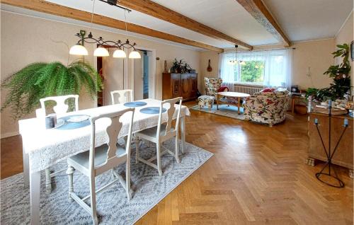 Roke House | 3 Bedroom Awesome Home In Röke