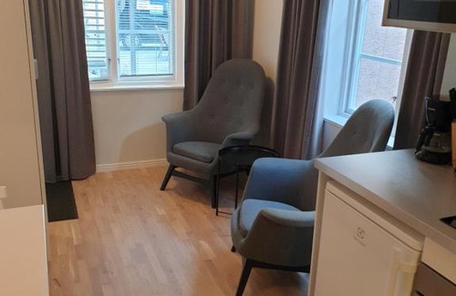 Innerstaden Apartment | Adelsgatan 36 lägenhetshotell, Gotland Living and Meeting