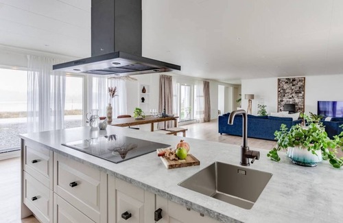 Halanda Villa | Captivating 3-Bed Villa in Halanda with Lake View