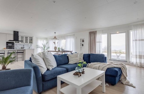 Halanda Villa | Captivating 3-Bed Villa in Halanda with Lake View