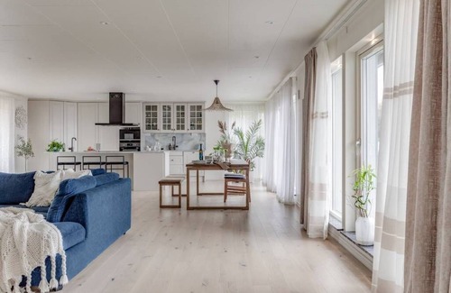 Halanda Villa | Captivating 3-Bed Villa in Halanda with Lake View