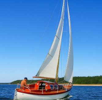 Trosso Boat Rental | City pulse on small, old glamping boat in Karlskrona