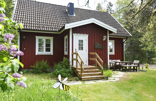Mellerud O Ski Chalet | Cozy and rural holiday accommodation 150 meters from Lake Vänern | SE17003