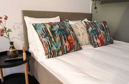 Hallonbergen Apartment | Luxury Studio Street View