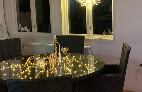 Skinnskatteberg Municipality House | Sjöutsikt, Röd trästuga med traditionellt yttre Skandinavisk, modernt inre och alla bekvämligheter, Sol hela dagen på stora altanen, Tryggt, Vinterbonat, Fiske, Båt