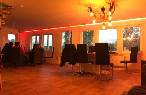 Skinnskatteberg Municipality House | Sjöutsikt, Röd trästuga med traditionellt yttre Skandinavisk, modernt inre och alla bekvämligheter, Sol hela dagen på stora altanen, Tryggt, Vinterbonat, Fiske, Båt