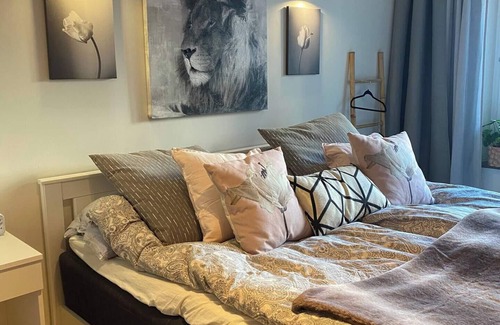Liljeholmen - Hagersten Apartment | Spacious and Homely Apartment with Patio. Family friendly. Pets Allowed!