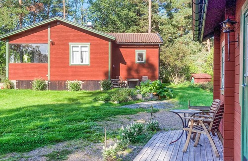 Vrena House | Spend a wonderful vacation close to nature in this well located cottage.