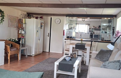 Tollarp House | 1 Bed Flat - Sleeps 3 - Pets - Parking - Wifi