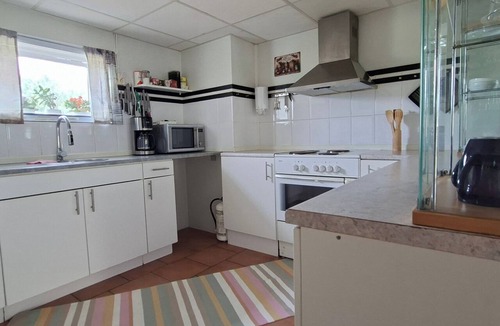 Tollarp House | 1 Bed Flat - Sleeps 3 - Pets - Parking - Wifi