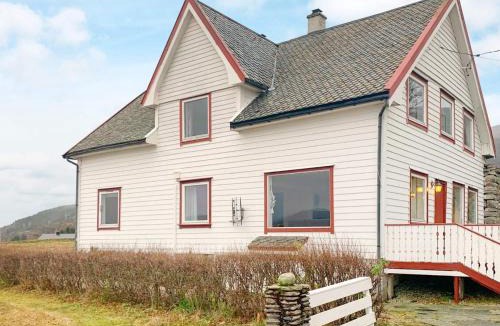 Gulen Municipality House | 10 person holiday home in Brekke