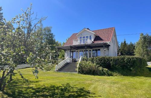 Nes House | 10 person holiday home in Årnes