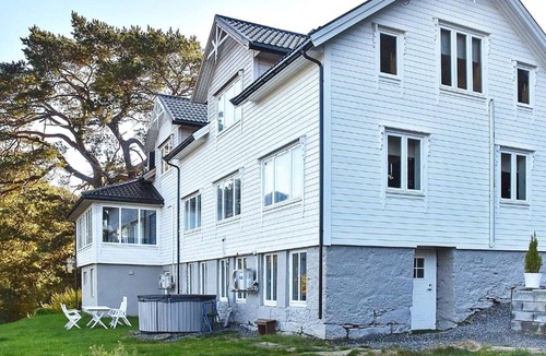 Volda House | 10 person holiday home in Folkestad