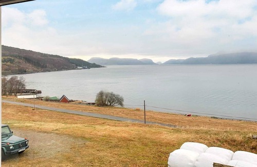 Gulen Municipality House | 10 person holiday home in Brekke