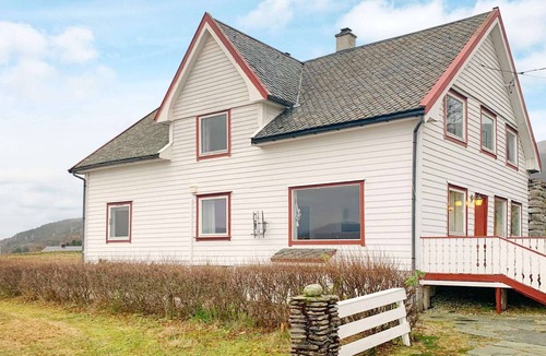Gulen Municipality House | 10 person holiday home in Brekke