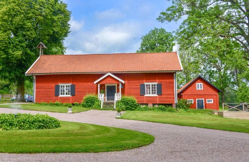 Skovde Municipality House | 105 m² House ∙ 2 bedrooms ∙ 6 guests