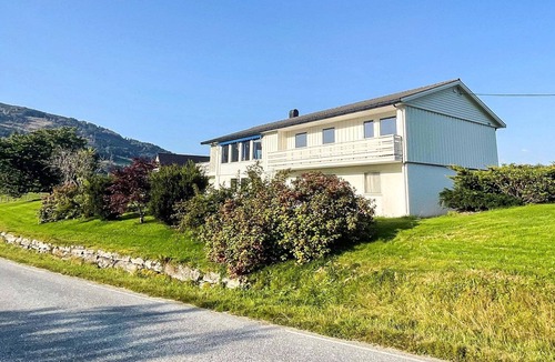 Davik House | 12 person holiday home in Davik