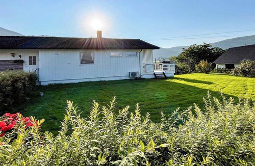 Davik House | 12 person holiday home in Davik