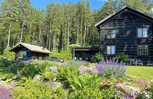 Bygland House | 17th-century cabin with garden by Byglandsfjord