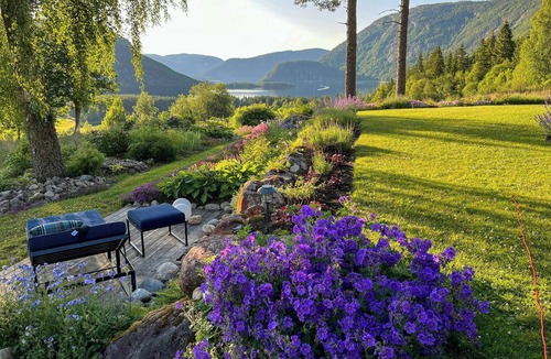 Bygland House | 17th-century cabin with garden by Byglandsfjord