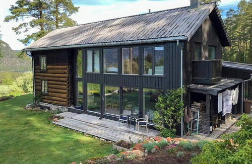 Bygland House | 17th-century cabin with garden by Byglandsfjord