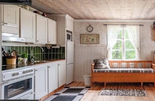 Jarbo House | 1800s timber house by the river in Gästrikland