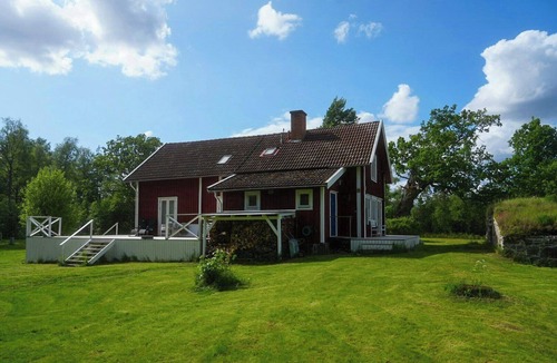 Eriksmala House | 1848 farm with annex in Swedish forest