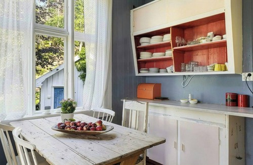 Arendal House | 1875 country estate with orchard and sea views