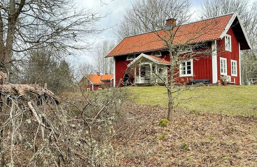 Hogsby House | 19th-century farm with private lake in Småland
