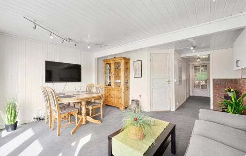 Fidjeland Apartment | 2 Bedroom Awesome Apartment In Tjørhom